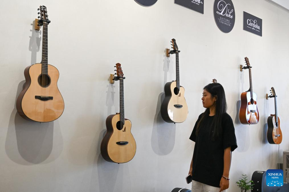 Guitar making industry blossoms in Songzi City, China's Hubei