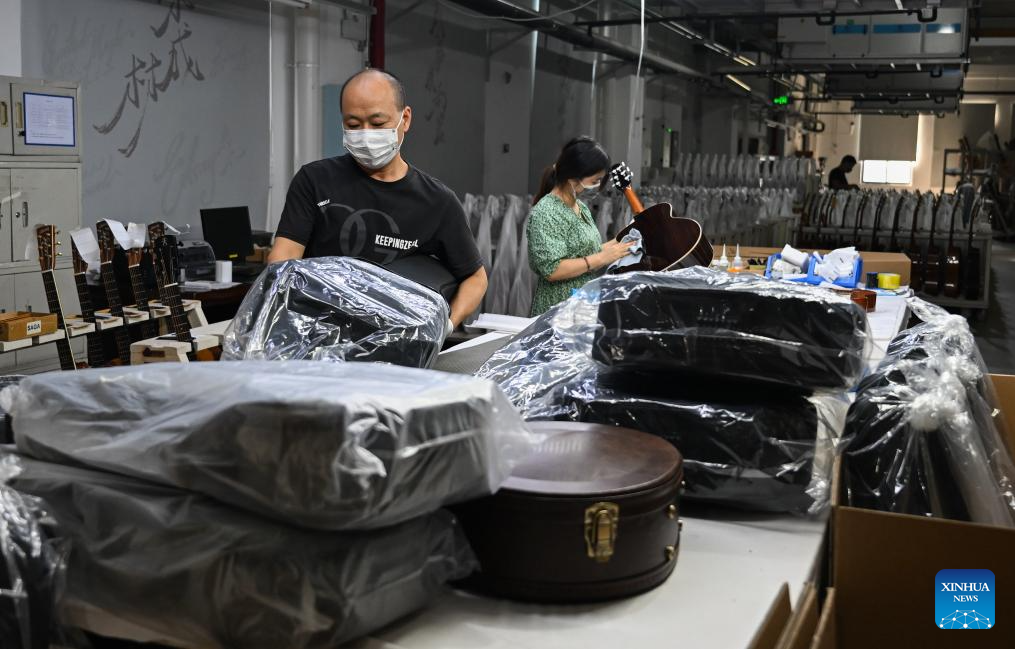 Guitar making industry blossoms in Songzi City, China's Hubei