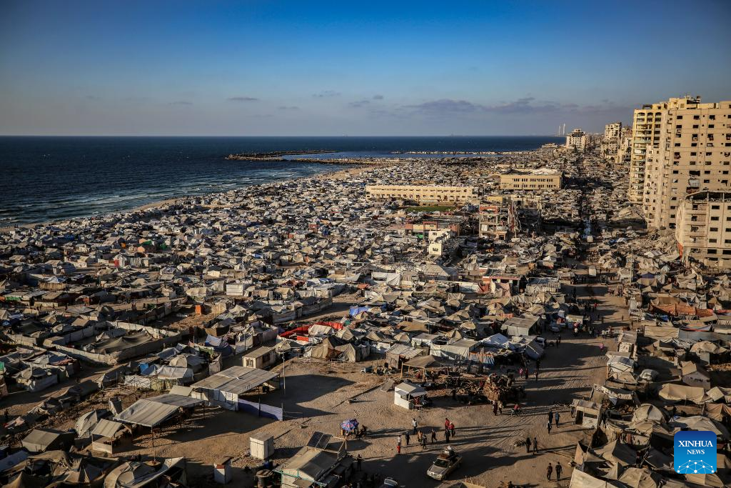 In pics: tents for displaced Palestinians on al-Rasheed Street in Gaza City