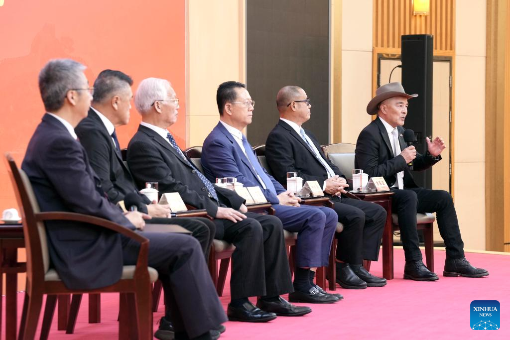 Press center for China's V-Day commemorations holds group interview in Beijing