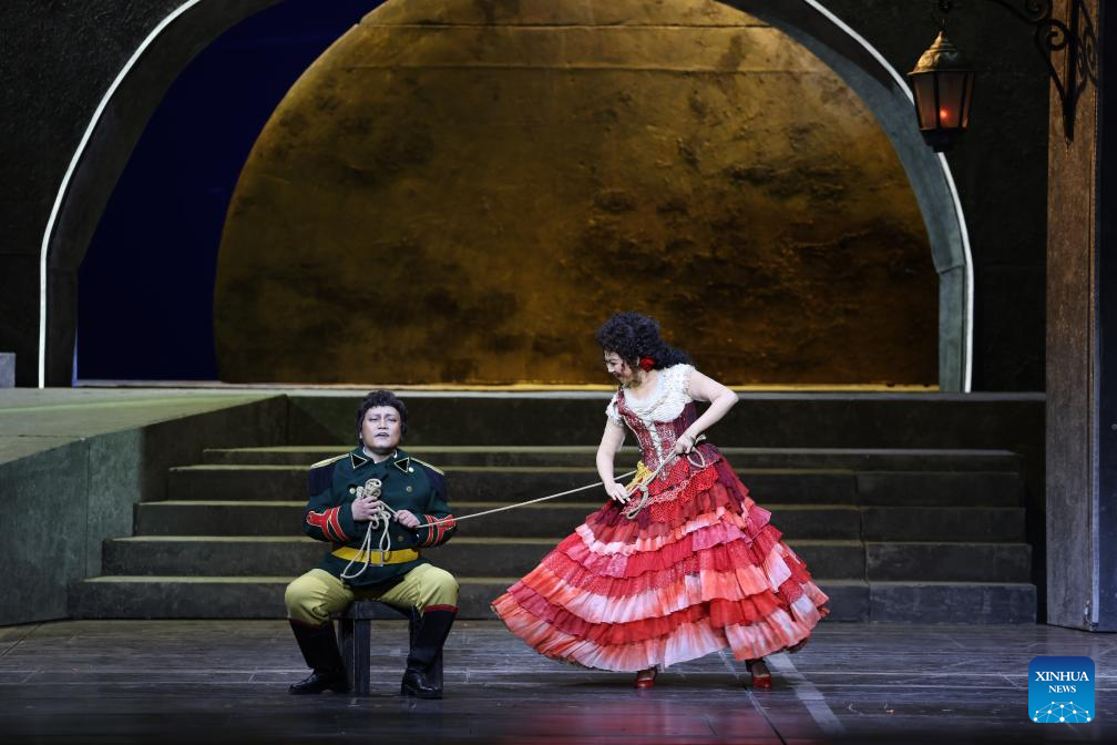 Chinese artists perform in opera 