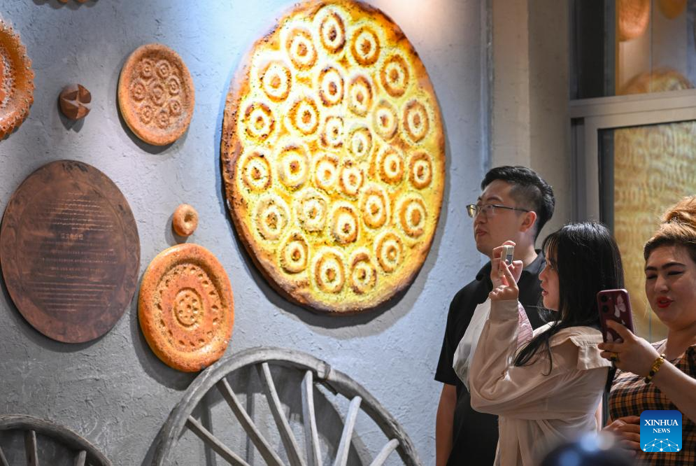 Traditional naan-making techniques inherited, developed in Xinjiang