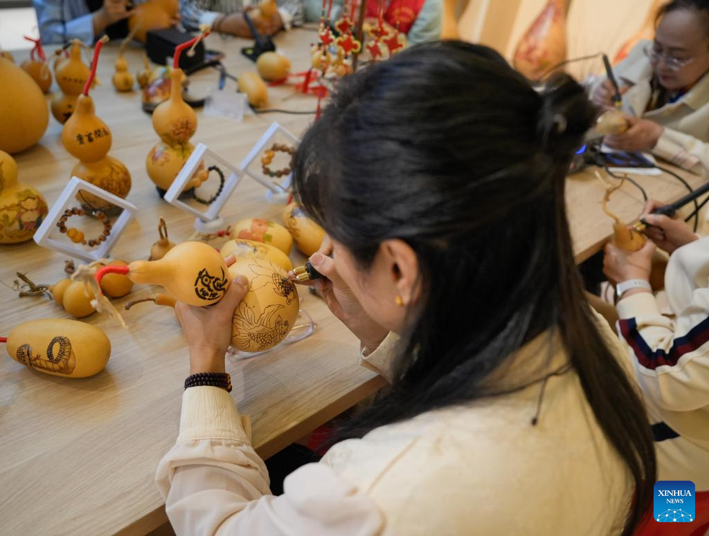Traditional culture enthusiasts experience handicraft exchange at museum in China's Xinjiang