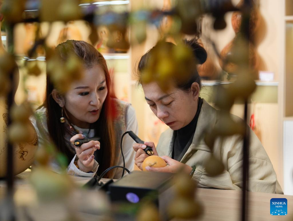 Traditional culture enthusiasts experience handicraft exchange at museum in China's Xinjiang