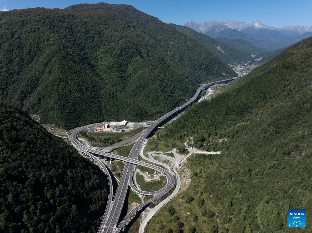 Expressway links China's Jiuzhai Valley, a UNESCO heritage site