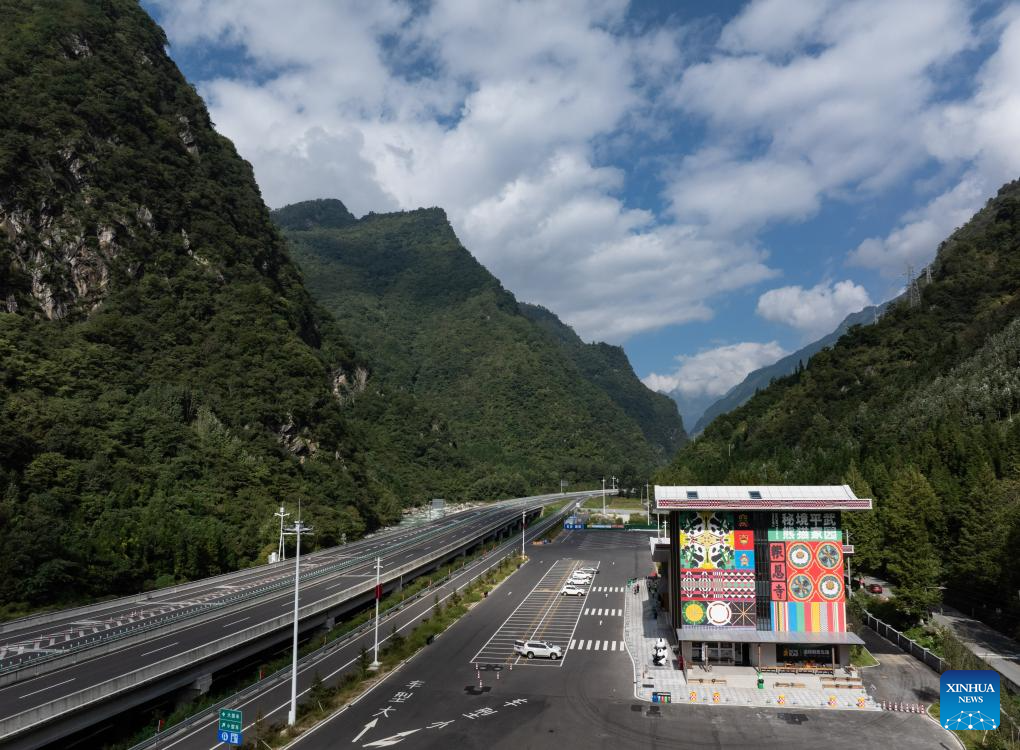 Expressway links China's Jiuzhai Valley, a UNESCO heritage site