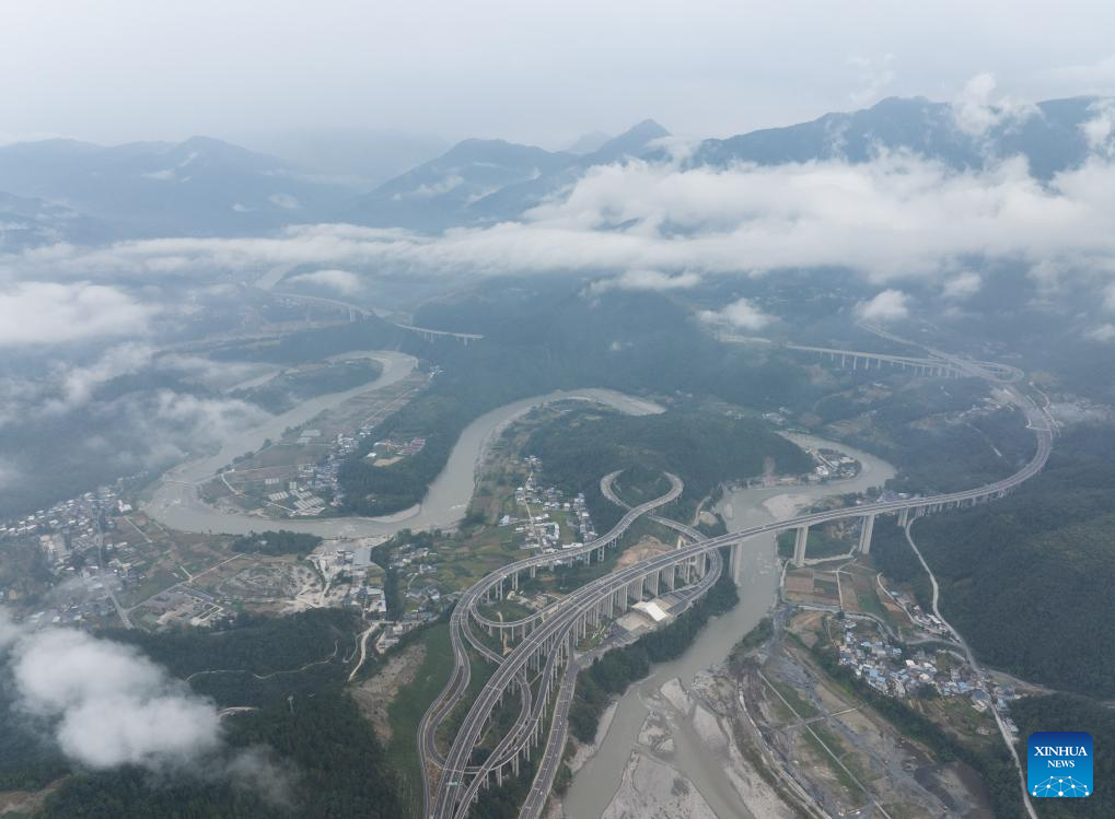 Expressway links China's Jiuzhai Valley, a UNESCO heritage site