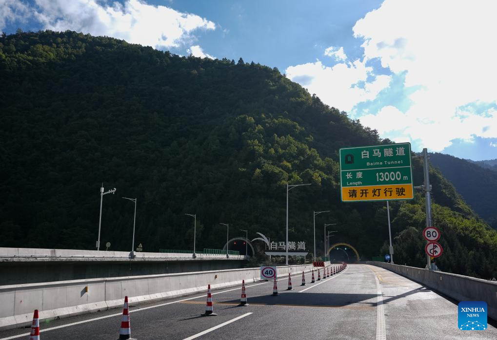 Expressway links China's Jiuzhai Valley, a UNESCO heritage site