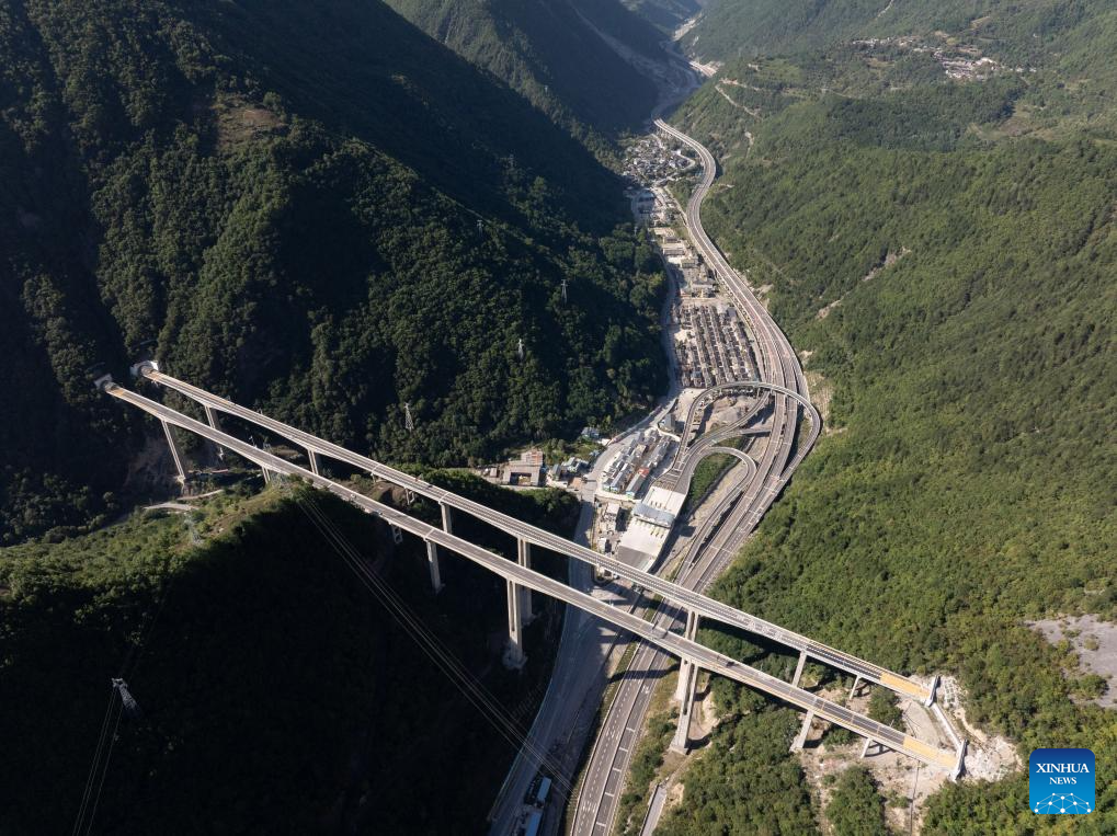 Expressway links China's Jiuzhai Valley, a UNESCO heritage site