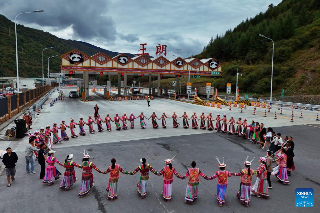 Expressway links China's Jiuzhai Valley, a UNESCO heritage site