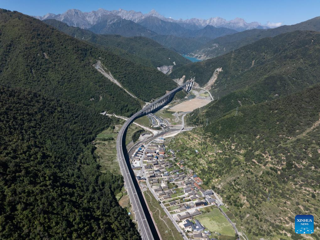 Expressway links China's Jiuzhai Valley, a UNESCO heritage site