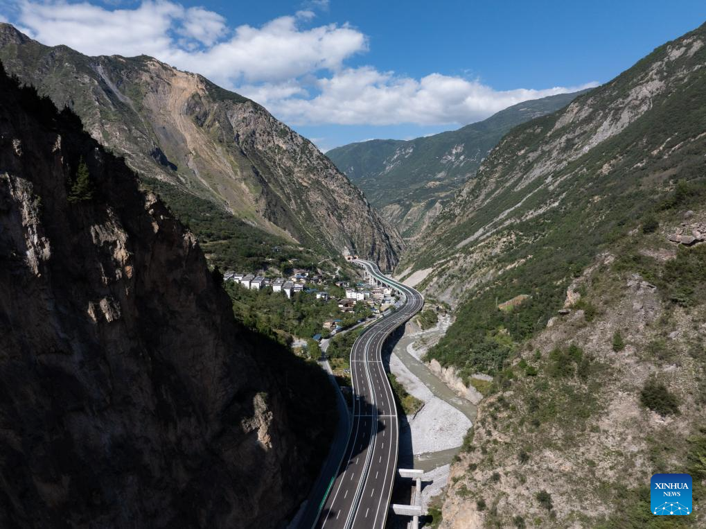 Expressway links China's Jiuzhai Valley, a UNESCO heritage site