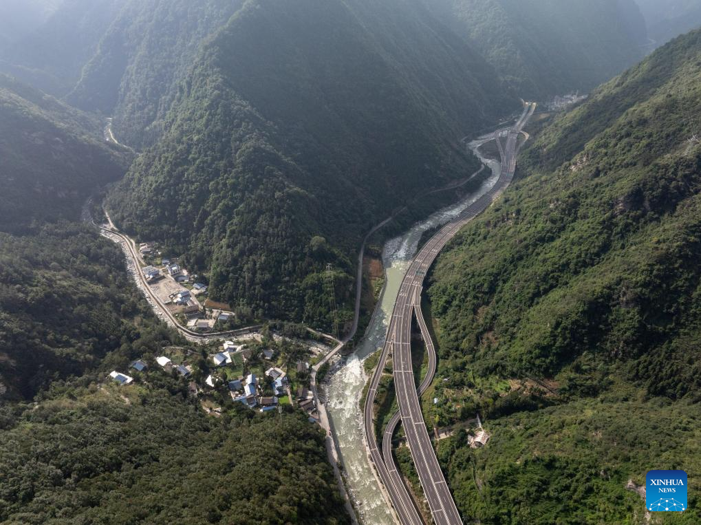 Expressway links China's Jiuzhai Valley, a UNESCO heritage site