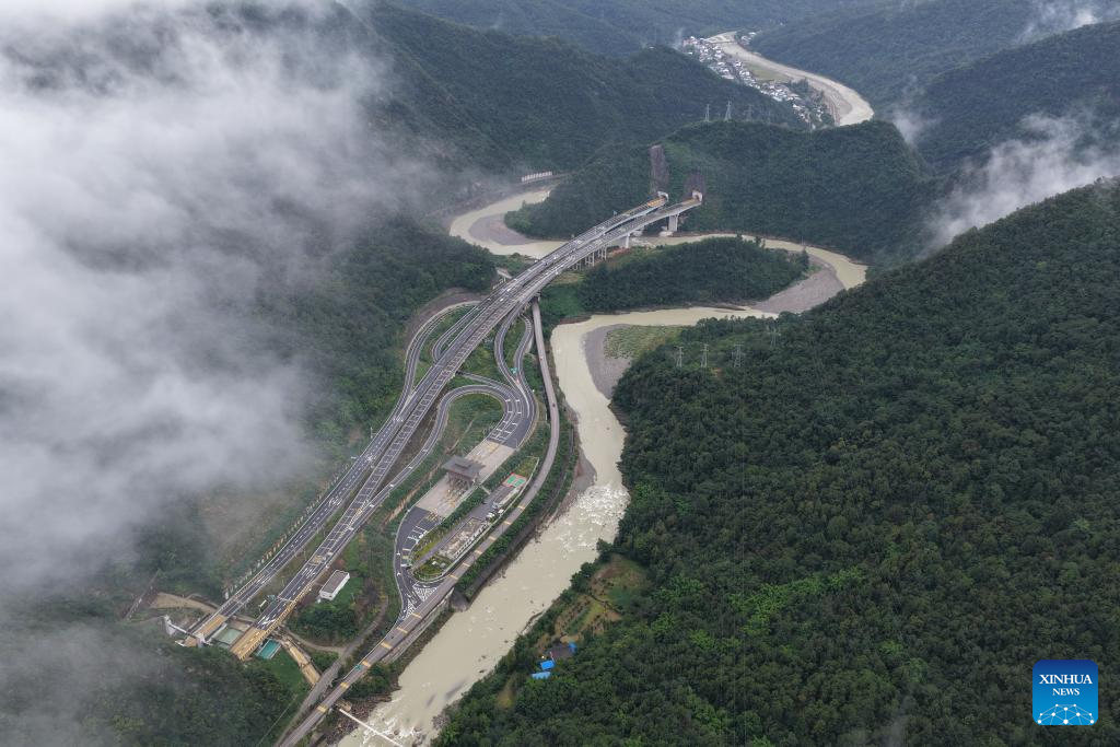 Expressway links China's Jiuzhai Valley, a UNESCO heritage site