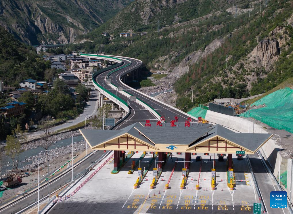 Expressway links China's Jiuzhai Valley, a UNESCO heritage site