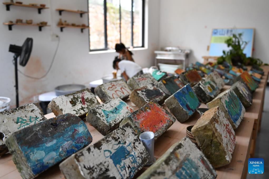 Feature: Chinese artist brings color to rural childhoods