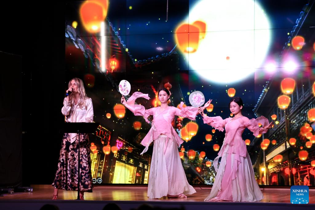 Mid-Autumn-themed funfair held in Rome