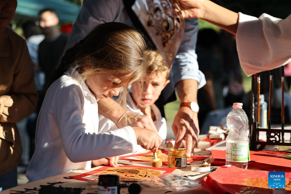 Mid-Autumn-themed funfair held in Rome