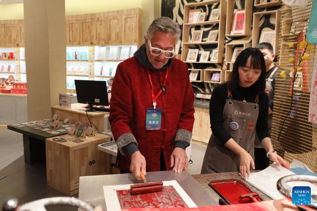 Int'l guests visit cultural landmarks in Dunhuang, China's Gansu