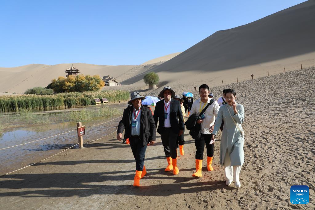 Int'l guests visit cultural landmarks in Dunhuang, China's Gansu