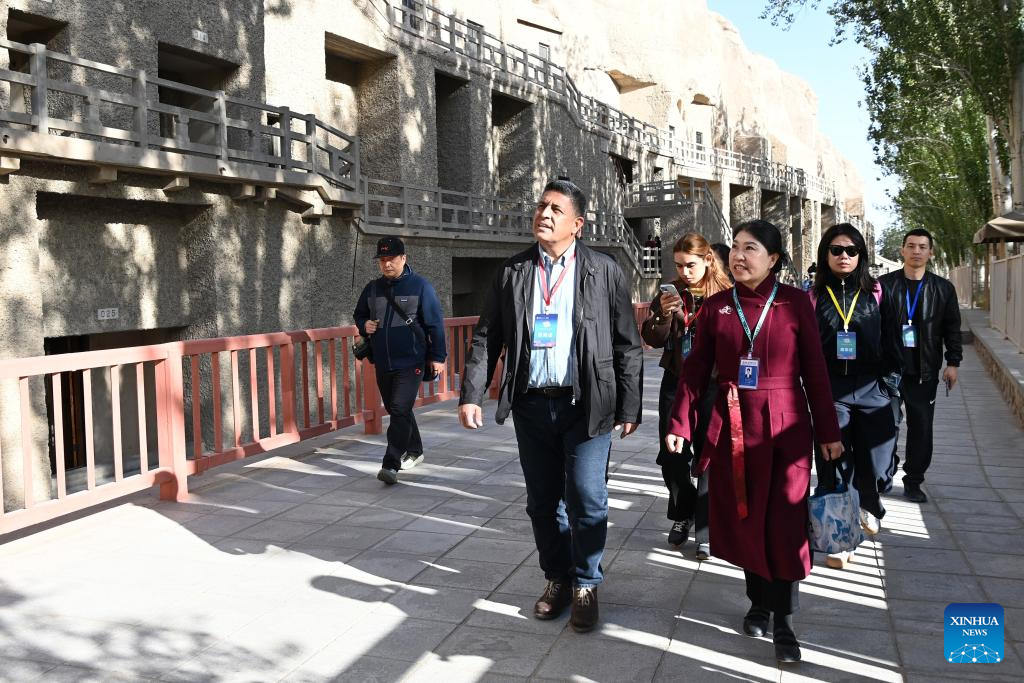 Int'l guests visit cultural landmarks in Dunhuang, China's Gansu