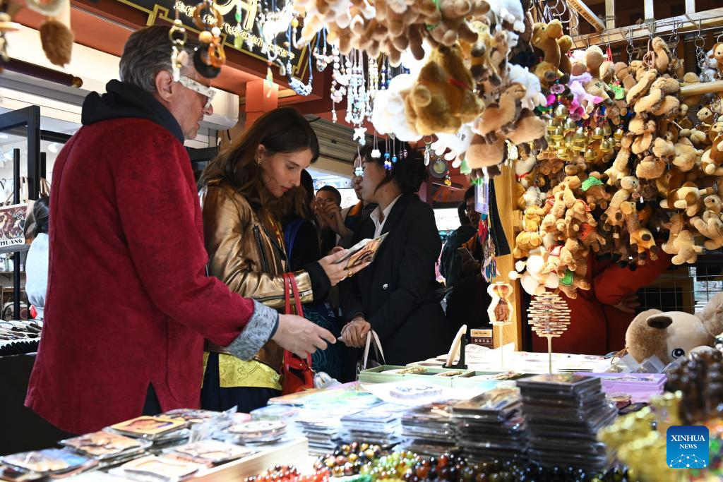 Int'l guests visit cultural landmarks in Dunhuang, China's Gansu