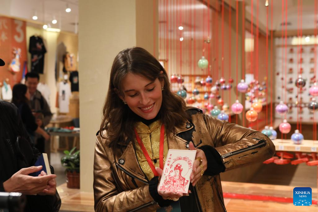 Int'l guests visit cultural landmarks in Dunhuang, China's Gansu