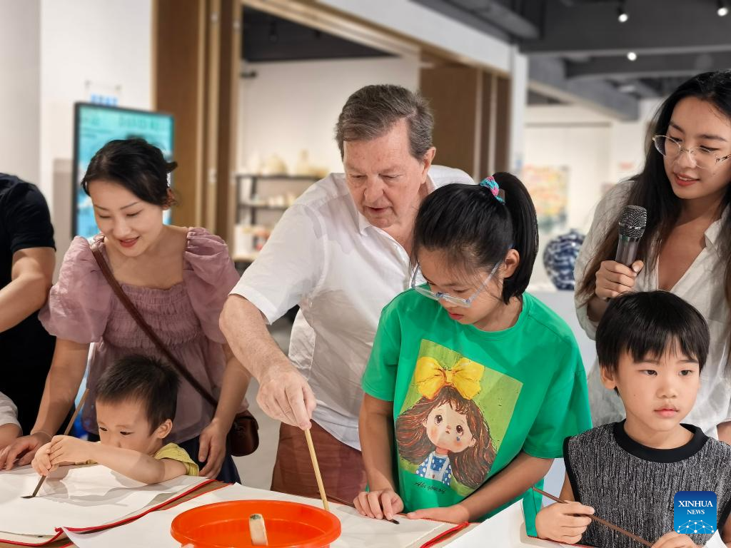 Feature: Australian artist's 20-year career exploring Chinese art, culture