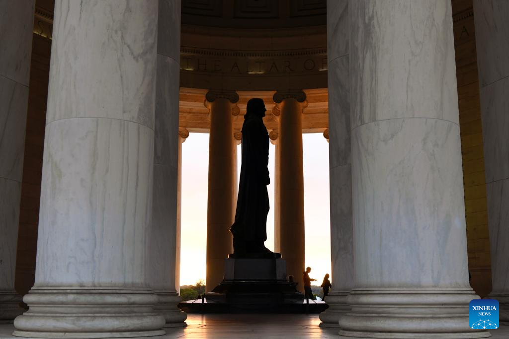 U.S. gov't shutdown enters third week as Treasury warns of economic toll