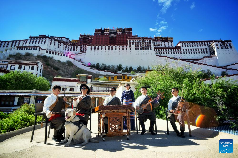 Music lights path for Xizang's first band composed of visually-impaired members