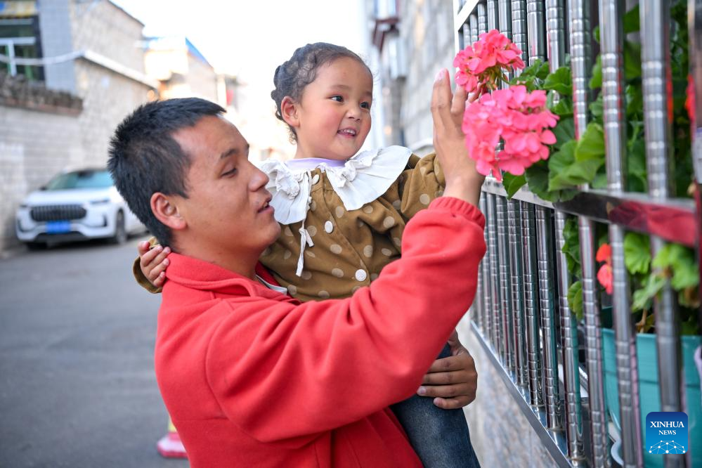 Music lights path for Xizang's first band composed of visually-impaired members