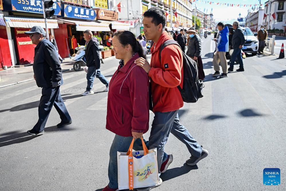 Music lights path for Xizang's first band composed of visually-impaired members