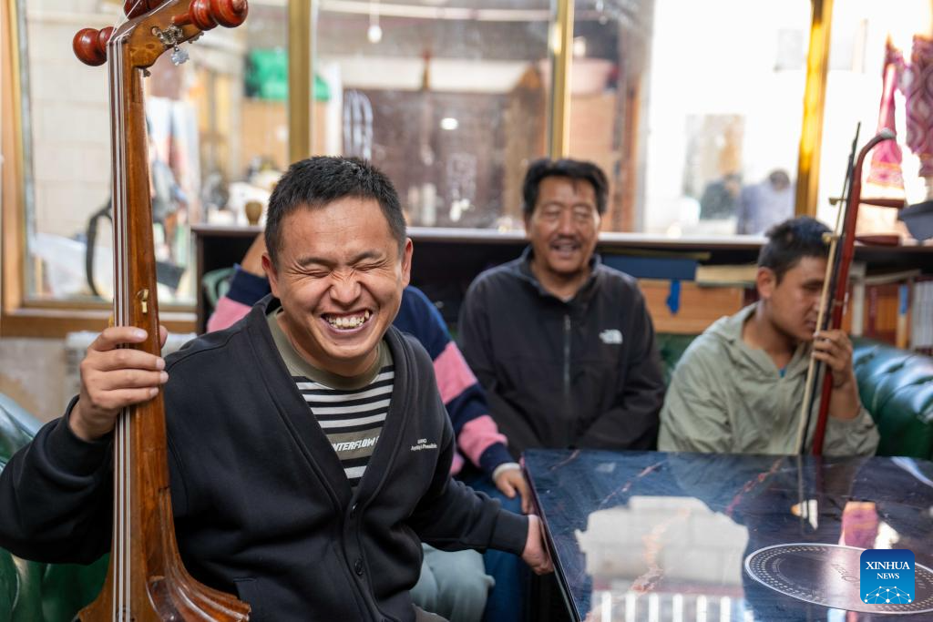 Music lights path for Xizang's first band composed of visually-impaired members