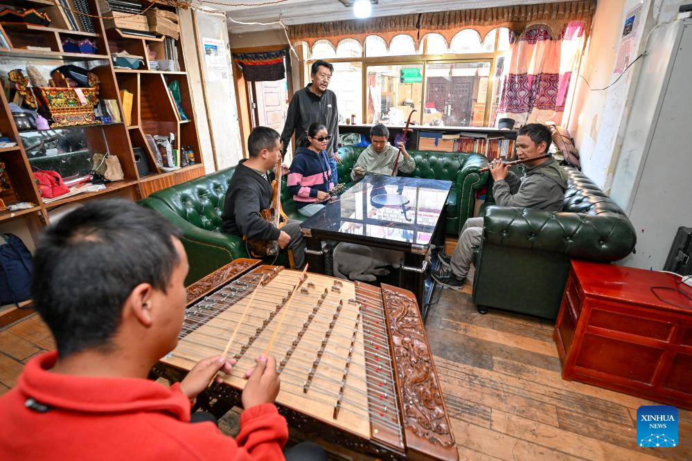 Music lights path for Xizang's first band composed of visually-impaired members