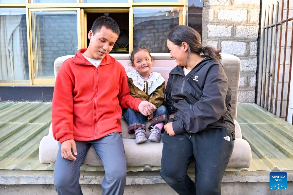 Music lights path for Xizang's first band composed of visually-impaired members