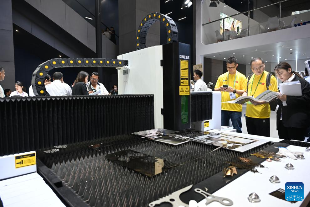 Canton Fair kicks off in south China with record number of exhibitors, buyers