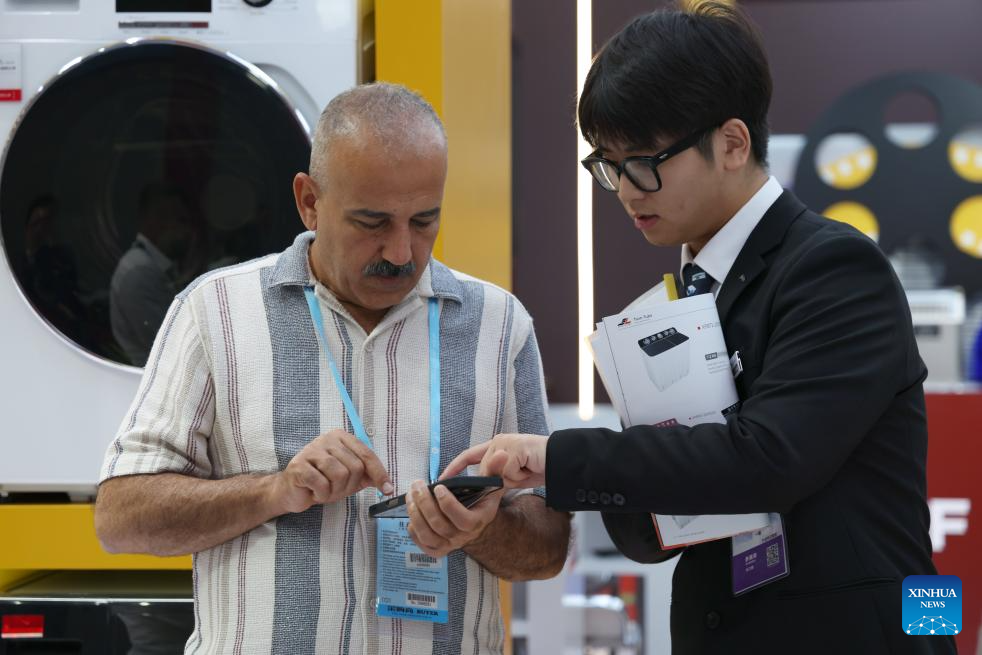 Canton Fair kicks off in south China with record number of exhibitors, buyers