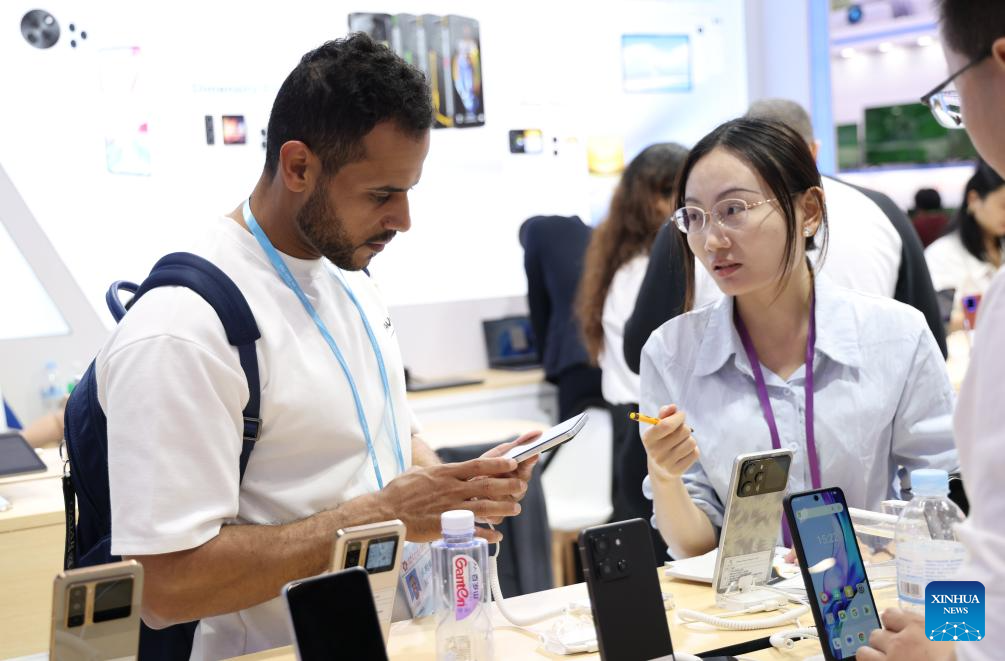 Canton Fair kicks off in south China with record number of exhibitors, buyers