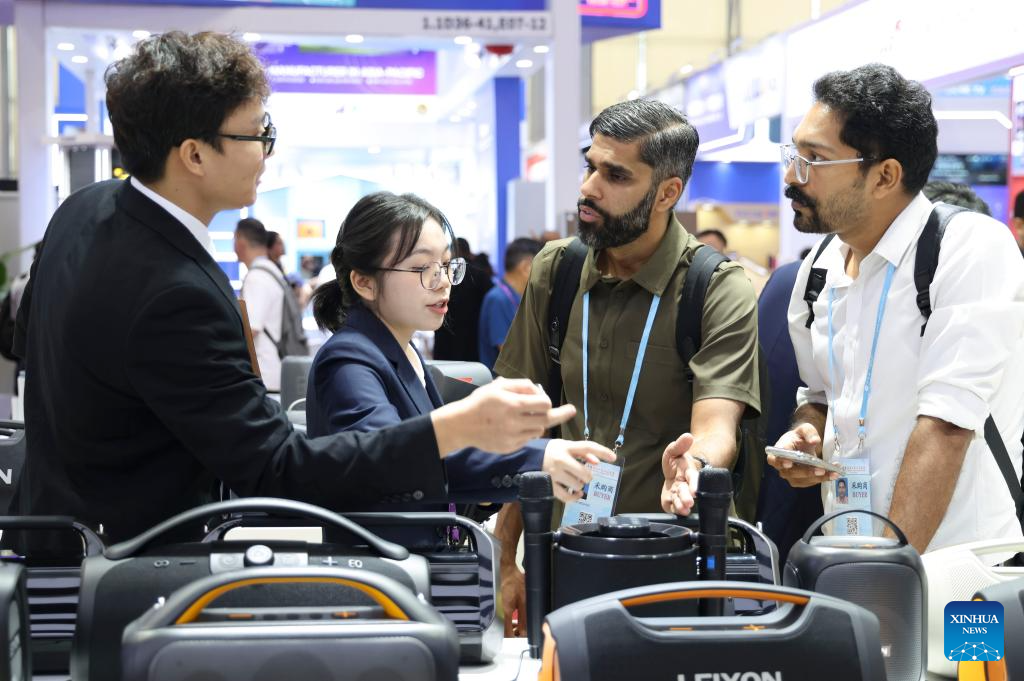 Canton Fair kicks off in south China with record number of exhibitors, buyers