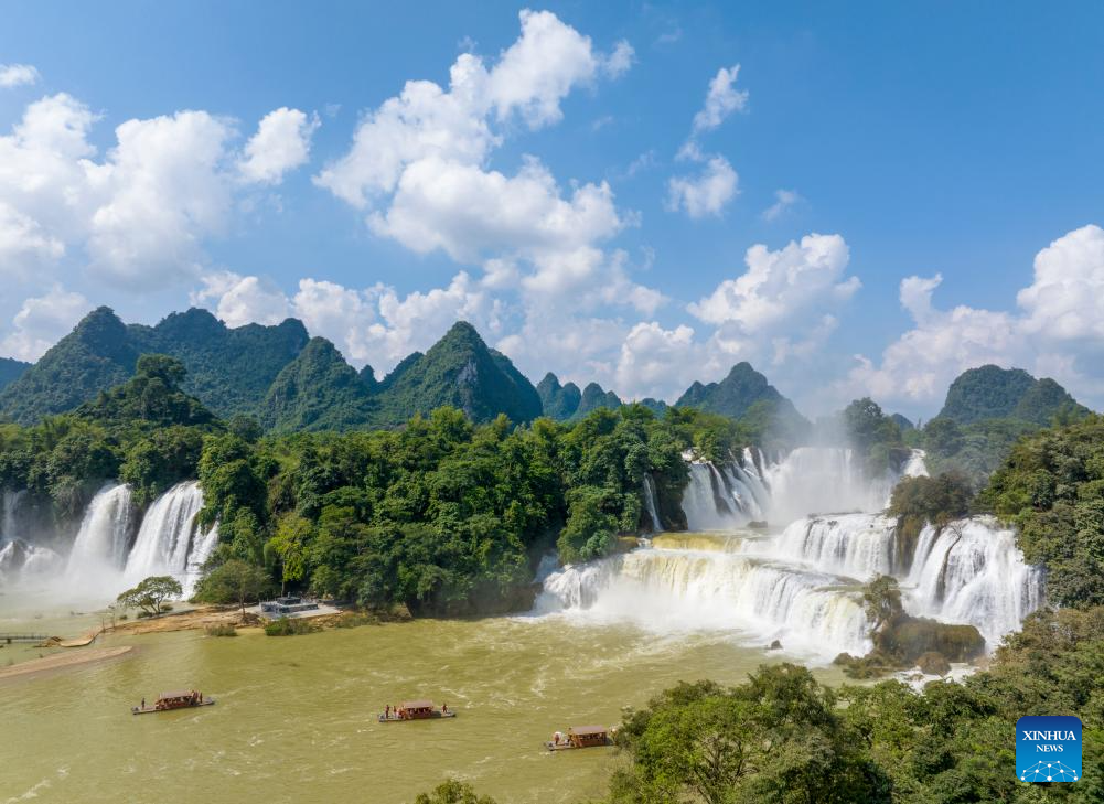 Golden autumn days draw people outdoors across China