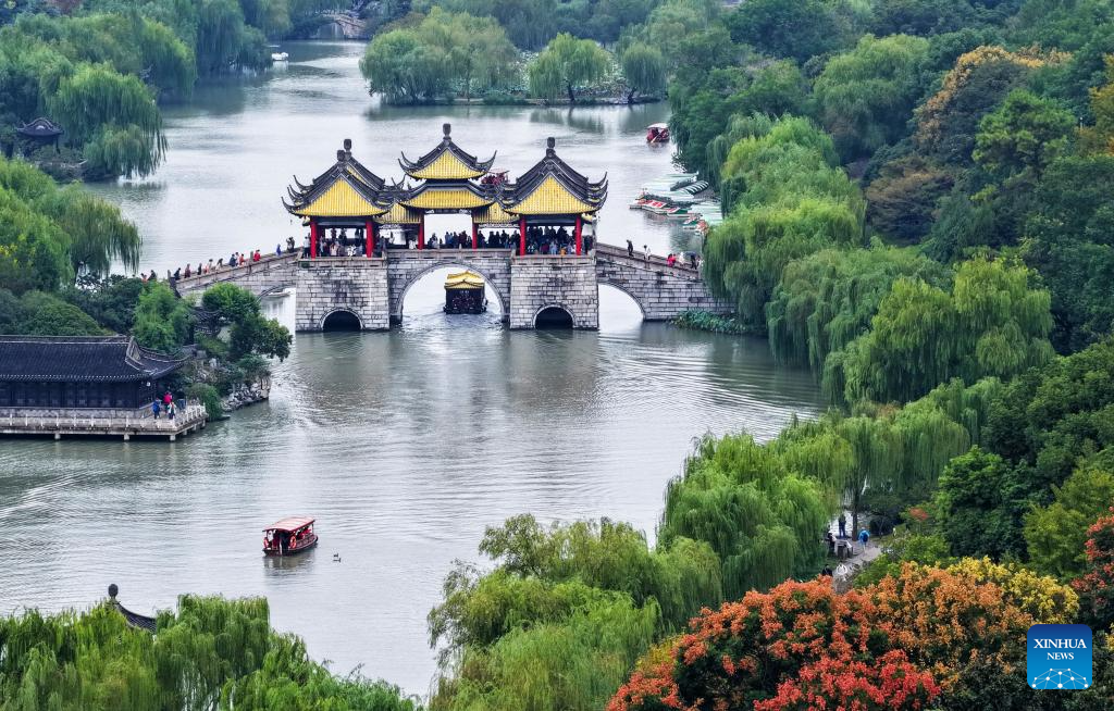 Golden autumn days draw people outdoors across China