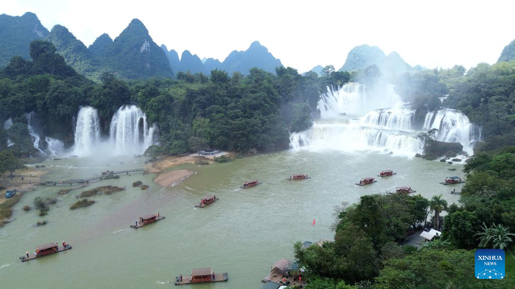 Golden autumn days draw people outdoors across China
