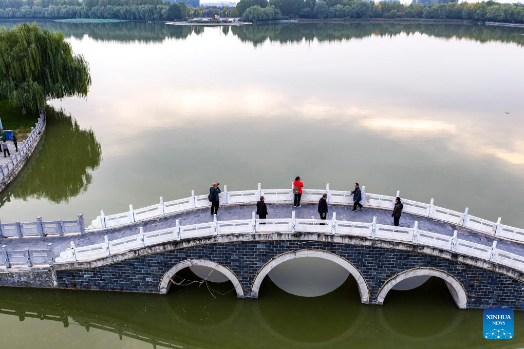 Golden autumn days draw people outdoors across China