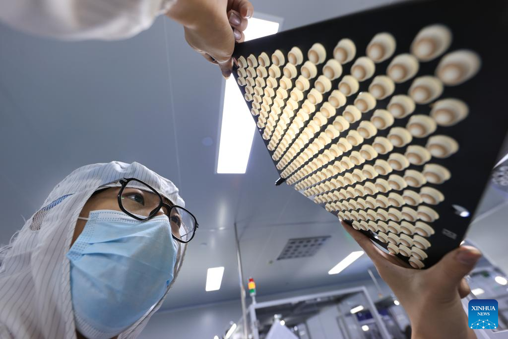 China's GDP expands 5.2 pct year on year in first three quarters