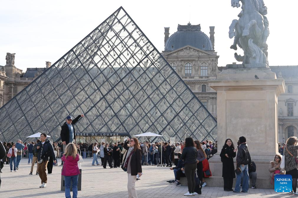 The Louvre reopens 3 days after jewelry theft