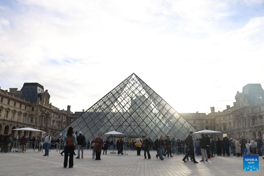 The Louvre reopens 3 days after jewelry theft