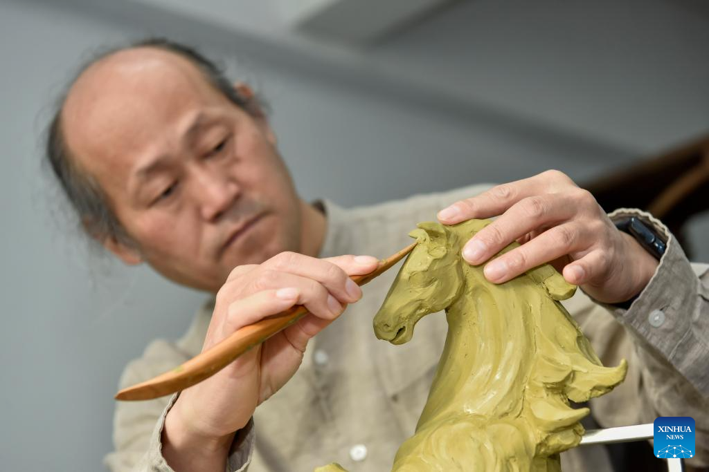 Pic story of inheritor of lost-wax technique in Tongling, China's Anhui