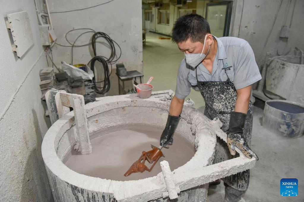 Pic story of inheritor of lost-wax technique in Tongling, China's Anhui