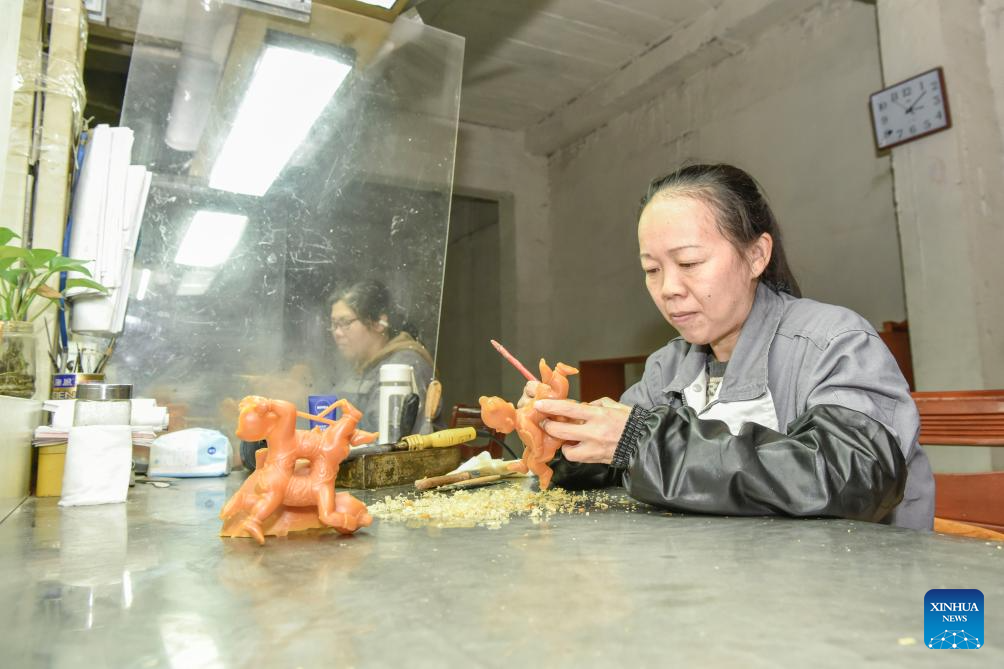 Pic story of inheritor of lost-wax technique in Tongling, China's Anhui