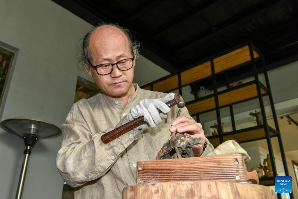 Pic story of inheritor of lost-wax technique in Tongling, China's Anhui